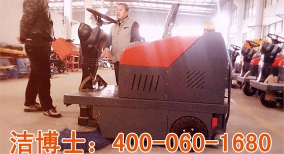 小型環(huán)衛道路清掃車(chē)