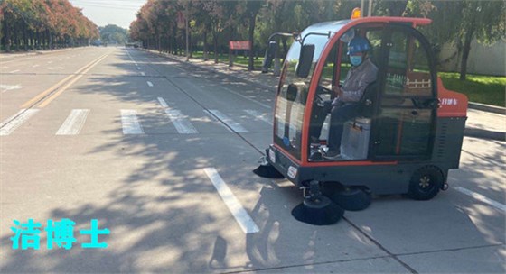 駕駛掃地車(chē)