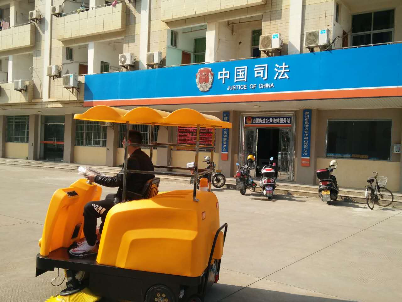 驚！一輛潔博士路面清掃機，惹得員工搶著(zhù)干活？