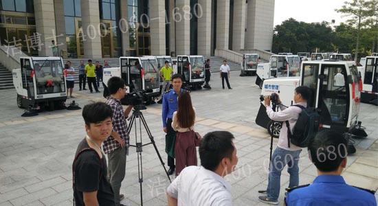 城管局發(fā)放潔博士清掃車(chē)接受媒體采訪(fǎng)